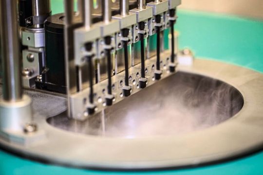 Gedehnte Probekörper werden in flüssigen Stickstoff getaucht. Die eingefrorenen Probekörper werden entlastet und bei der schrittweisen Erwärmung wird ihre Rückstellung gemessen.