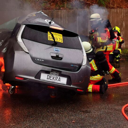 Feuerwehr rückt aus, um in Gemünd brennendes Auto zu löschen