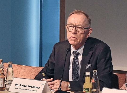 Dr. Ralph Wiechers erklärt, dass angesichts der stagnierenden Welt-Industrieproduktion im Moment kein Bedarf für Investitionen vorhanden ist. Dr. Ralph Wiechers erklärt, dass angesichts der stagnierenden Welt-Industrieproduktion im Moment kein Bedarf für Investitionen vorhanden ist.