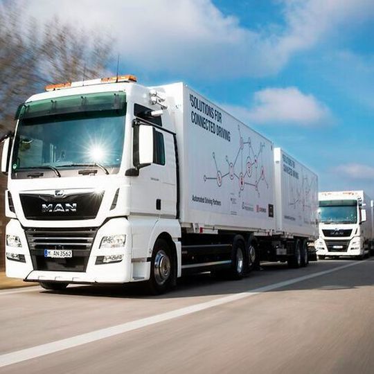 Beim Platooning gibt das vordere Fahrzeug Tempo und Richtung vor, die hinteren Fahrzeuge folgen. Verbunden sind die Lkw mittels des sogenannten „pWLAN“. Beim Platooning gibt das vordere Fahrzeug Tempo und Richtung vor, die hinteren Fahrzeuge folgen. Verbunden sind die Lkw mittels des sogenannten „pWLAN“.