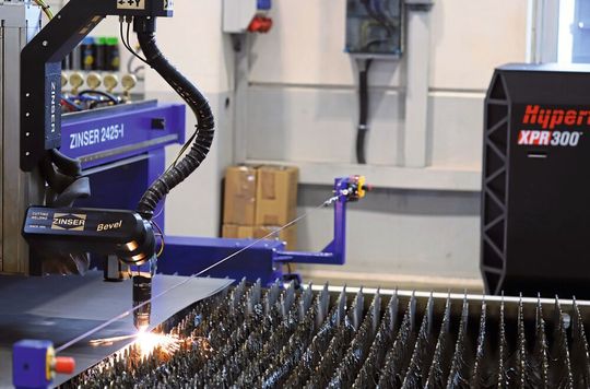 Rehm Blechtec, Spezialist in der Bearbeitung von Edelstahl-, Aluminium- und Stahlblechen, hat sein Produktionsspektrum um eine Plasmaschneidanlage mit Fasenaggregat erweitert. Rehm Blechtec, Spezialist in der Bearbeitung von Edelstahl-, Aluminium- und Stahlblechen, hat sein Produktionsspektrum um eine Plasmaschneidanlage mit Fasenaggregat erweitert.