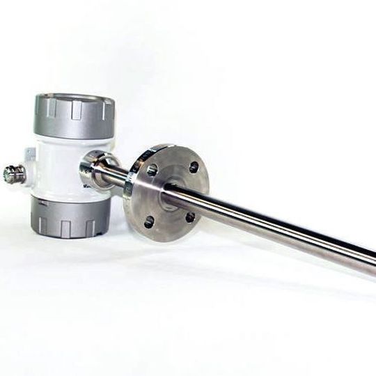 Liquisonic-Ex-Sensoren für die komplexe Einbaugeometrie: Im Bild ein Modell mit verringertem Querschnitt (24 mm), typischer Einbaulänge für den Einsatz im Tank und frei gewähltem Flansch. Liquisonic-Ex-Sensoren für die komplexe Einbaugeometrie: Im Bild ein Modell mit verringertem Querschnitt (24 mm), typischer Einbaulänge für den Einsatz im Tank und frei gewähltem Flansch.