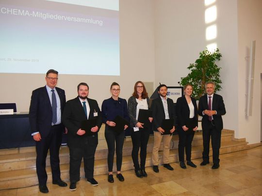 Dr. Klaus Schäfer, der Vorsitzende der Dechema und Prof. Dr. Kurt Wagemann, Geschäftsführer der Dechema, mit den Preisträgern der Dechema-Studentenpreise 2019 Dr. Klaus Schäfer, der Vorsitzende der Dechema und Prof. Dr. Kurt Wagemann, Geschäftsführer der Dechema, mit den Preisträgern der Dechema-Studentenpreise 2019