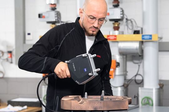 Gut in Form: Akribisch prüft Agim Emini mit Zeiss T-Scan die Kokille, die beim Gießen das geschmolzene Messing zu Wasserhähnen formt. Gut in Form: Akribisch prüft Agim Emini mit Zeiss T-Scan die Kokille, die beim Gießen das geschmolzene Messing zu Wasserhähnen formt.
