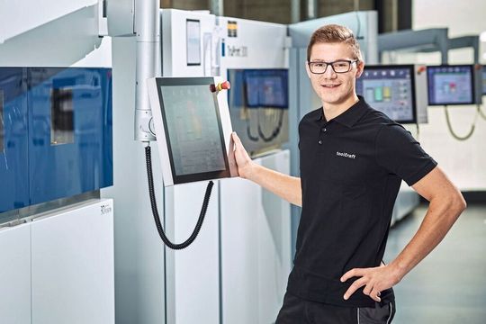 Toolcraft vertreibt unter der Marke AMbitious die NX-Software von Siemens und bietet individuelle Beratung und Schulungen an. Toolcraft vertreibt unter der Marke AMbitious die NX-Software von Siemens und bietet individuelle Beratung und Schulungen an.