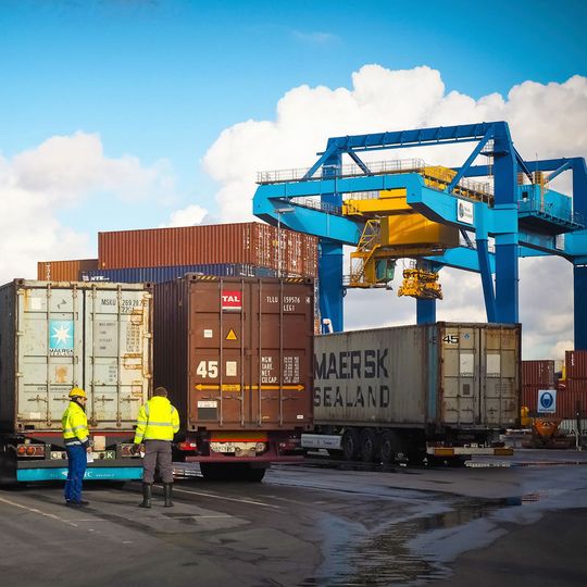 Cyberkriminelle verwenden derzeit viel Energie darauf, Transportabläufe und Supply Chains in Unternehmen anzugreifen. Cyberkriminelle verwenden derzeit viel Energie darauf, Transportabläufe und Supply Chains in Unternehmen anzugreifen.