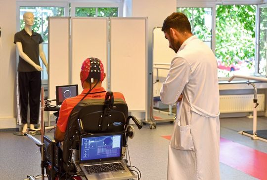 Patient mit Querschnittlähmung steuert den Rollstuhl mit seinen Gedanken. Als Schnittstelle dient ein sogenanntes Brain-Computer-Interface. Patient mit Querschnittlähmung steuert den Rollstuhl mit seinen Gedanken. Als Schnittstelle dient ein sogenanntes Brain-Computer-Interface.
