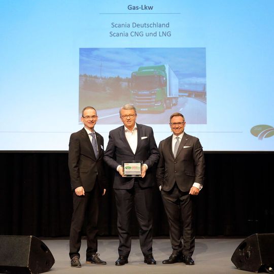 Klaus Reger, Gesamtvertriebsleitung Huss-Verlag, Peter Hornig, Geschaftsführer Scania Deutschland Osterreich, und Bert Brandenburg, Geschaftsführer Huss-Verlag (v. l.), bei der Preisverleihung. Klaus Reger, Gesamtvertriebsleitung Huss-Verlag, Peter Hornig, Geschaftsführer Scania Deutschland Osterreich, und Bert Brandenburg, Geschaftsführer Huss-Verlag (v. l.), bei der Preisverleihung.