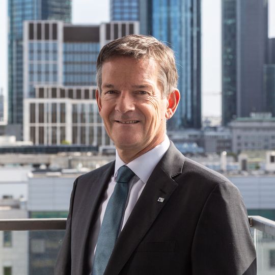 VCI-Hauptgeschäftsführer Wolfgang Große Entrup fordert schnellere Genehmigungsverfahren um Investitionen in die Infrastruktur zu forcieren. VCI-Hauptgeschäftsführer Wolfgang Große Entrup fordert schnellere Genehmigungsverfahren um Investitionen in die Infrastruktur zu forcieren.