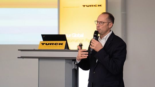 Turck-Geschäftsführer Christian Wolf: „Trotz des allgemein schlechten Wirtschaftsumfelds in der Fabrikautomation konnten wir jedoch stärkere Verluste vermeiden und voraussichtlich fast das Ergebnis des letzten Jahres erzielen.“ Turck-Geschäftsführer Christian Wolf: „Trotz des allgemein schlechten Wirtschaftsumfelds in der Fabrikautomation konnten wir jedoch stärkere Verluste vermeiden und voraussichtlich fast das Ergebnis des letzten Jahres erzielen.“