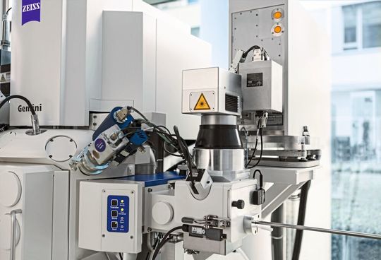 Zeiss Crossbeam 350 Laser ist an die Probenschleuse montiert, wodurch eine Kontamination der Kammer während der Laserbearbeitung vermieden wird. Zeiss Crossbeam 350 Laser ist an die Probenschleuse montiert, wodurch eine Kontamination der Kammer während der Laserbearbeitung vermieden wird.