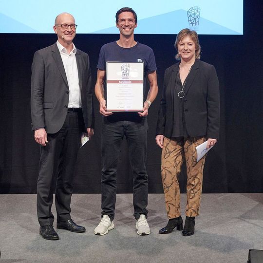 Tobias Buxhoidt, CEO und Mitgründer von Parcel Lab, (m) und die Jurymitglieder Dr. Petra Seebauer, Geschäftsführerin von Euroexpo Messe- und Kongress sowie Herausgeberin von Logistik Heute, (r) und Harald Greimer, Partner bei PwC, (l) bei der Preisverleihung. Tobias Buxhoidt, CEO und Mitgründer von Parcel Lab, (m) und die Jurymitglieder Dr. Petra Seebauer, Geschäftsführerin von Euroexpo Messe- und Kongress sowie Herausgeberin von Logistik Heute, (r) und Harald Greimer, Partner bei PwC, (l) bei der Preisverleihung.