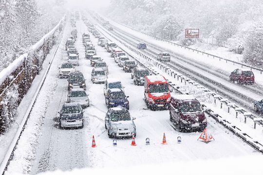 Im Winter müssen Mitarbeiter Vorkehrungen treffen und beispielsweise bei stauanfälligen Strecken entsprechende Zeitpuffer einbauen. Im Winter müssen Mitarbeiter Vorkehrungen treffen und beispielsweise bei stauanfälligen Strecken entsprechende Zeitpuffer einbauen.
