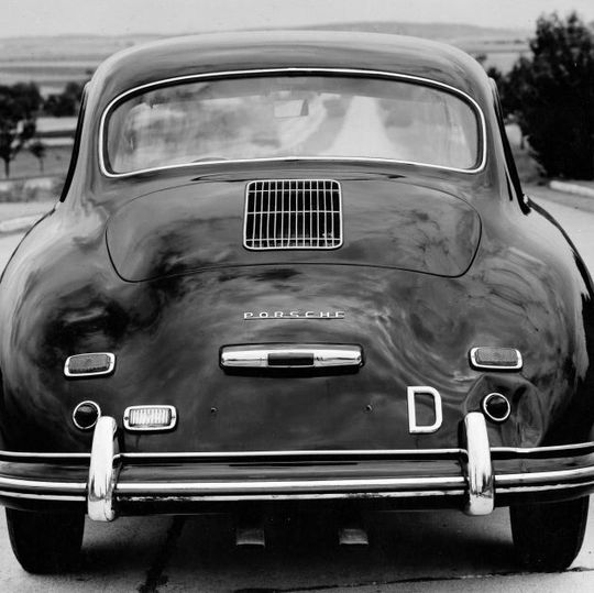 Der 356 war erst wenige Jahre alt, da machte sich Porsche bereits Gedanken um einen viersitzigen Sportwagen. Der 356 war erst wenige Jahre alt, da machte sich Porsche bereits Gedanken um einen viersitzigen Sportwagen.