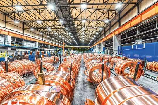 Mit einer Umrüstung auf energiesparende Technik hat der Kupferproduzent KME Mansfeld seinen jährlichen Energieverbrauch für Industriebeleuchtung um fast 70 % reduziert. Mit einer Umrüstung auf energiesparende Technik hat der Kupferproduzent KME Mansfeld seinen jährlichen Energieverbrauch für Industriebeleuchtung um fast 70 % reduziert.