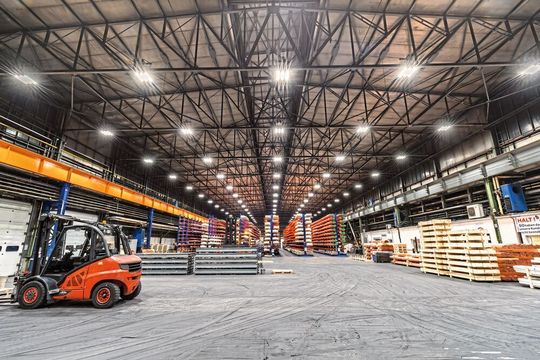 Die Umrüstung der Industriebeleuchtung bei KME Mansfeld erfolgte im laufenden Betrieb.