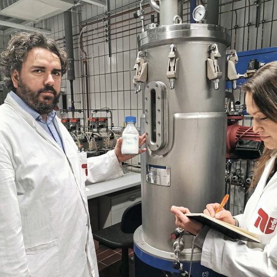 Abb. 1: Sebastian L. Riedel von der TU Berlin will Kunststoffe aus Erdöl ersetzen – mithilfe von Bakterien Abb. 1: Sebastian L. Riedel von der TU Berlin will Kunststoffe aus Erdöl ersetzen – mithilfe von Bakterien