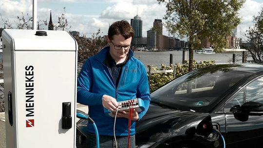 Mit mobiler Messtechnik lassen sich unter anderem Elektrizitätszähler und Messwandler überprüfen. Mit mobiler Messtechnik lassen sich unter anderem Elektrizitätszähler und Messwandler überprüfen.