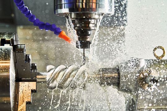 Kühlschmierstoffe sind unverzichtbar bei der Zerspanung. Sie verringern die Reibung zwischen Werkzeug und Werkstück und führen Wärme ab. Kühlschmierstoffe sind unverzichtbar bei der Zerspanung. Sie verringern die Reibung zwischen Werkzeug und Werkstück und führen Wärme ab.