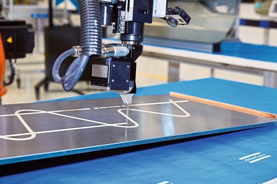 IDDA.Seal heißt die neuste Applikationstechnik von Atlas Copco, die für Nahtabdichtungen im Karosseriebereich prädestiniert ist, wie es heißt. PCV-Dichtsysteme können damit zeit- und materialsparend exakt platziert werden. Zusammen mit Audi hat das Unternehmen die Applikationsneuheit am 4. Dezember 2019 erstmals der Öffentlichkeit präsentiert. IDDA.Seal heißt die neuste Applikationstechnik von Atlas Copco, die für Nahtabdichtungen im Karosseriebereich prädestiniert ist, wie es heißt. PCV-Dichtsysteme können damit zeit- und materialsparend exakt platziert werden. Zusammen mit Audi hat das Unternehmen die Applikationsneuheit am 4. Dezember 2019 erstmals der Öffentlichkeit präsentiert.