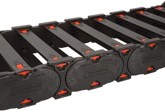 Energiekette: Die MP 420 EVOCHAIN vereint bewährte Eigenschaften in einer Energiekette. Sie gehört zur neu entwickelten Energiekettenserie EVOLINE von Murrplastik. Energiekette: Die MP 420 EVOCHAIN vereint bewährte Eigenschaften in einer Energiekette. Sie gehört zur neu entwickelten Energiekettenserie EVOLINE von Murrplastik.