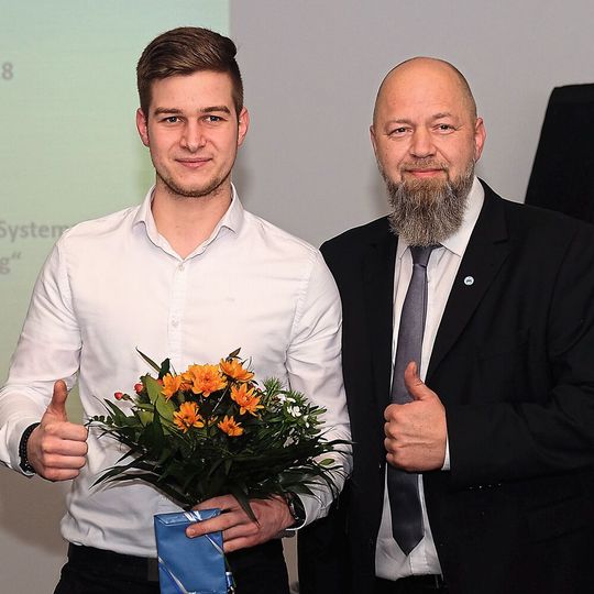Im Rahmen der Mitgliederversammlung gratulierte Obermeister Martin Krohn (re.) Timo Deltschaft zum dritten Platz beim Bundesleistungswettbewerb. Im Rahmen der Mitgliederversammlung gratulierte Obermeister Martin Krohn (re.) Timo Deltschaft zum dritten Platz beim Bundesleistungswettbewerb.