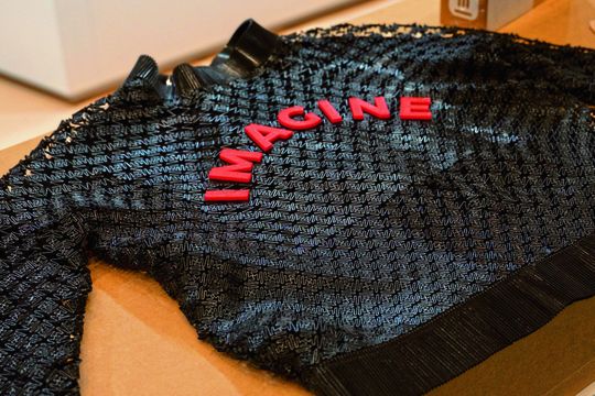 Der 3D-gedruckte Pullover wurde am Stand des spanischen Filamentherstellers Recreus auf der Formnext 2019 entdeckt. Der 3D-gedruckte Pullover wurde am Stand des spanischen Filamentherstellers Recreus auf der Formnext 2019 entdeckt.