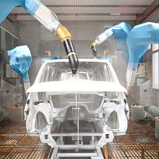 Weniger Lack dank neuem Lackierverfahren spart Material: Lackierglocken auf den Robotern verteilen den Lack im elektrostatischen Hochrotationverfahren. Weniger Lack dank neuem Lackierverfahren spart Material: Lackierglocken auf den Robotern verteilen den Lack im elektrostatischen Hochrotationverfahren.