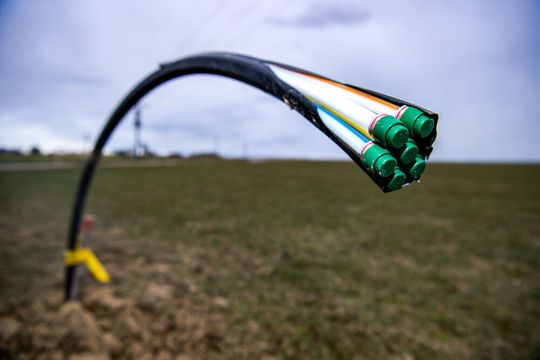 Beim Glasfaser-Internetausbau im Marktgebiet der EWE, also vor allem in Niedersachsen, dürfen die Deutsche Telekom und EWE künftig Hand in Hand gehen. Beim Glasfaser-Internetausbau im Marktgebiet der EWE, also vor allem in Niedersachsen, dürfen die Deutsche Telekom und EWE künftig Hand in Hand gehen.