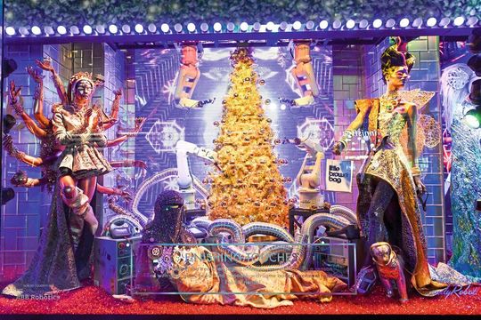 ABB-Roboter schmücken Weihnachtsbäume und unterhalten Passanten mit Weihnachtsmelodien und Karaoke im New Yorker Bloomingdale‘s. ABB-Roboter schmücken Weihnachtsbäume und unterhalten Passanten mit Weihnachtsmelodien und Karaoke im New Yorker Bloomingdale‘s.