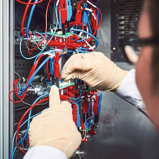 Ein Forscherteam am KIT erklärt bislang unverstandene Degradationsmechanismen im Kathodenmaterial für zukünftige Hochenergie-Lithium-Ionen-Batterien. Ein Forscherteam am KIT erklärt bislang unverstandene Degradationsmechanismen im Kathodenmaterial für zukünftige Hochenergie-Lithium-Ionen-Batterien.