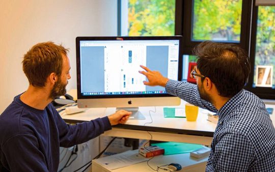 In der Arbeitsgruppe von Altuna Akalin analysieren Forschende große Datensätze. In der Arbeitsgruppe von Altuna Akalin analysieren Forschende große Datensätze.