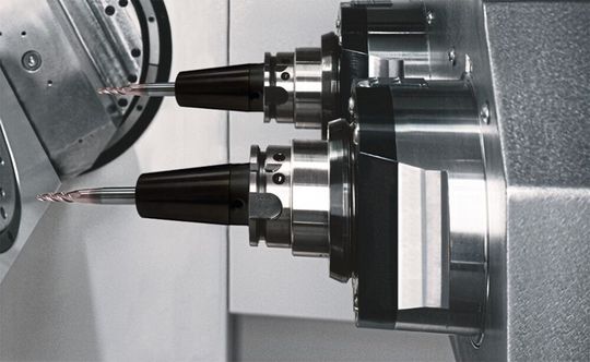 Blick in den Arbeitsraum mit den beiden Spindeln. Blick in den Arbeitsraum mit den beiden Spindeln.