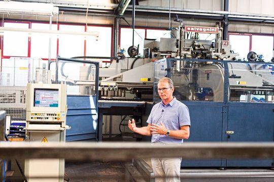 Bild 2: Stephan Hofmann, technischer Leiter bei Häfele: „Wir haben nach einer Möglichkeit gesucht, auf einfache Weise die Maschinendaten einer alten Maschine zu erfassen, auszuwerten und die Anlageneffektivität zu verbessern."