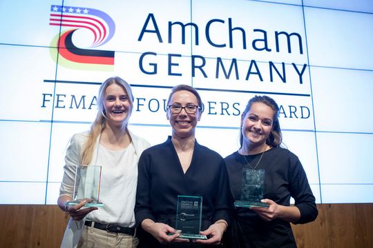 Die drei Preisträgerinnen (vlnr) Zarah Bruhn, Social-Bee; Xenia Scholl, TeleRetail; Michelle Skodowski, BOTfriends Die drei Preisträgerinnen (vlnr) Zarah Bruhn, Social-Bee; Xenia Scholl, TeleRetail; Michelle Skodowski, BOTfriends