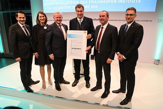 Bayerns Ministerpräsident Markus Söder und Wirtschaftsminister Hubert Aiwanger überreichen die Förderurkunde für das neue Fraunhofer-Institut (v.l.): Prof. Thomas Hofmann, Dr. Sabine Sickinger, Prof. Reimund Neugebauer, Markus Söder, Hubert Aiwanger und Prof. Mario Trapp. Bayerns Ministerpräsident Markus Söder und Wirtschaftsminister Hubert Aiwanger überreichen die Förderurkunde für das neue Fraunhofer-Institut (v.l.): Prof. Thomas Hofmann, Dr. Sabine Sickinger, Prof. Reimund Neugebauer, Markus Söder, Hubert Aiwanger und Prof. Mario Trapp.