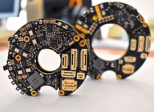 Mit ihrer kreisrunden Form und Hohlwellendurchmessern von 20 bis 40 mm eignen sich die Servoantriebe für vollintegrierte Achsen, die vor allem bei Cobots zum Einsatz kommen. Mit ihrer kreisrunden Form und Hohlwellendurchmessern von 20 bis 40 mm eignen sich die Servoantriebe für vollintegrierte Achsen, die vor allem bei Cobots zum Einsatz kommen.
