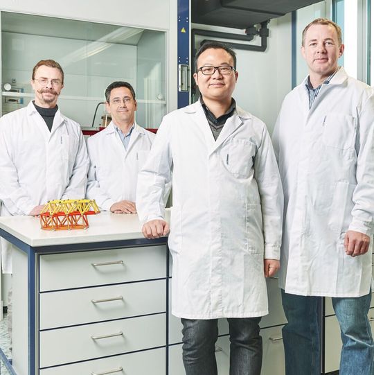 Das Forscherteam am KIT (v.l.n.r.): Michael Knapp, Sylvio Indris, Weibo Hua, Björn Schwarz. Das Forscherteam am KIT (v.l.n.r.): Michael Knapp, Sylvio Indris, Weibo Hua, Björn Schwarz.