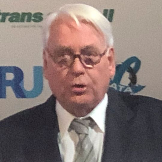 Marc Wössner, einst Mentor von Erich Staake und oberster Bertelsmann-Manager, hielt die Laudatio über das neue LHOF-Mitglied Staake.