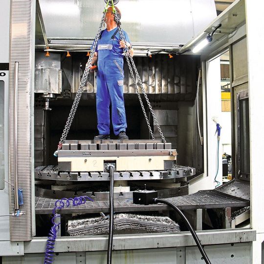 Einfacher Wechsel: Ein Bediener kann allein die gesamte Palette mit extern gerüsteten Werkstücken wechseln. Einfacher Wechsel: Ein Bediener kann allein die gesamte Palette mit extern gerüsteten Werkstücken wechseln.