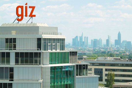 Die GIZ ist ein weltweit tätiges Bundesunternehmen. Sie unterstützt die Bundesregierung in der internationalen Zusammenarbeit für nachhaltige Entwicklung und in der internationalen Bildungsarbeit Die GIZ ist ein weltweit tätiges Bundesunternehmen. Sie unterstützt die Bundesregierung in der internationalen Zusammenarbeit für nachhaltige Entwicklung und in der internationalen Bildungsarbeit