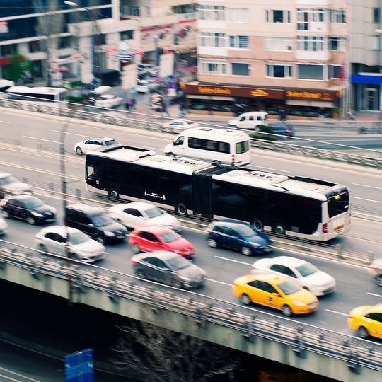 Laut Umweltbundesamt wären im Verkehrssektor drastische Einschnitte nötig, um die Klimaziele erfüllen zu können. Laut Umweltbundesamt wären im Verkehrssektor drastische Einschnitte nötig, um die Klimaziele erfüllen zu können.