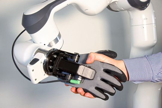 Mit der „Softhand“ hat German Robotics aus Sauerlach bei München die erste anatomisch geformte Hand für kollaborierende Roboter (Cobots) entwickelt.