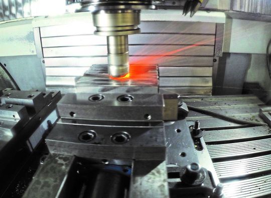 Für die „grobe“ Bearbeitung von HRSA-Werkstoffen erweisen sich Keramik-Wendeschneidplatten als günstiger, weil die Zykluszeiten, aufgrund der verbesserten Schnittdaten, bedeutend geringer werden, sagt Ceratizit. Deshalb gebe es jetzt zwei neue Keramiksorten, um die etwa der Flugzeugbau und die Turbinenhersteller nicht herum kämen. Für die „grobe“ Bearbeitung von HRSA-Werkstoffen erweisen sich Keramik-Wendeschneidplatten als günstiger, weil die Zykluszeiten, aufgrund der verbesserten Schnittdaten, bedeutend geringer werden, sagt Ceratizit. Deshalb gebe es jetzt zwei neue Keramiksorten, um die etwa der Flugzeugbau und die Turbinenhersteller nicht herum kämen.