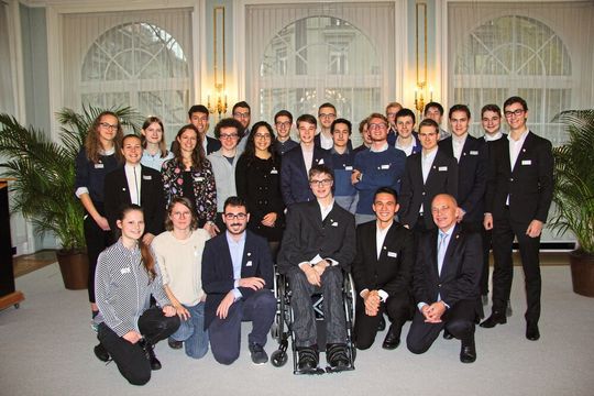 Les jeunes primés au concours national de Rapperswil posent fièrement au côté du président de la Confédération Ueli Maurer qui les a invité à Berne pour les féliciter. Les jeunes primés au concours national de Rapperswil posent fièrement au côté du président de la Confédération Ueli Maurer qui les a invité à Berne pour les féliciter.