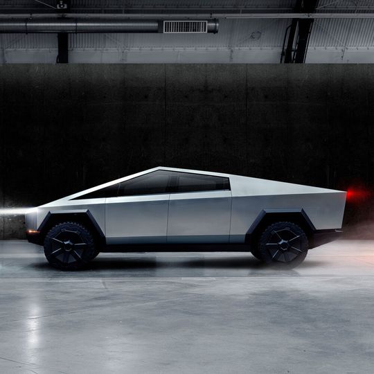 Tesla testet den Cybertruck im Straßenverkehr von Los Angeles. Auch Elon Musk saß schon am Steuer. Tesla testet den Cybertruck im Straßenverkehr von Los Angeles. Auch Elon Musk saß schon am Steuer.