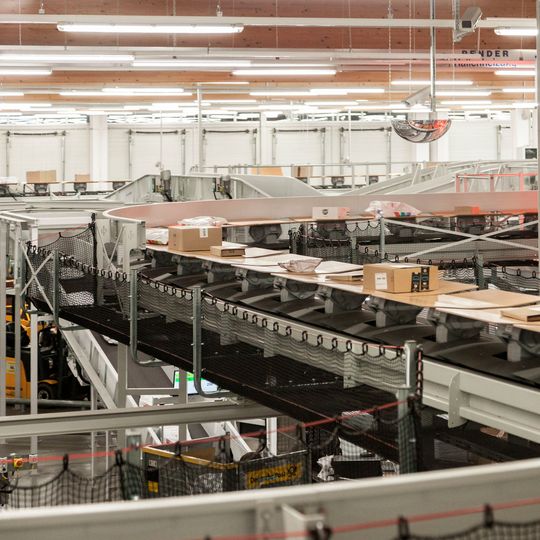 In Hochzeiten muss der Beumer-Sorter bis zu 6000 Pakete pro Stunde bewältigen. In Hochzeiten muss der Beumer-Sorter bis zu 6000 Pakete pro Stunde bewältigen.