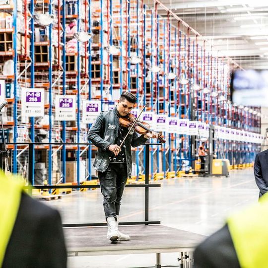 Im Amazonlager in Pforzheim gab es am Tag der Logistik 2019 eine Lagerführung mit musikalischer Untermalung. Im Amazonlager in Pforzheim gab es am Tag der Logistik 2019 eine Lagerführung mit musikalischer Untermalung.