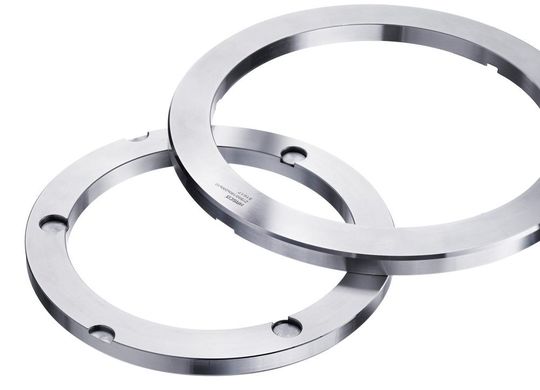 Dieser Adapter von Hasco passt für unterschiedliche Zentrierflansch-Durchmesser bei Spritzgießwerkzeugen. Die Adaption gelinge ohne Werkzeuge oder zerspanende Vorarbeit. Dieser Adapter von Hasco passt für unterschiedliche Zentrierflansch-Durchmesser bei Spritzgießwerkzeugen. Die Adaption gelinge ohne Werkzeuge oder zerspanende Vorarbeit.