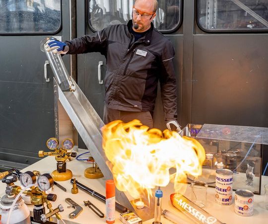 Rund um die moderne Metallverarbeitung, und speziell um die Schneidprozesse, drehte sich das Themenspektrum im Oktober bei den Technology Days von Messer Cutting Systems. Auch steuerungstechnische Innovationen wurden präsentiert. Und, wie hier zu sehen, zeigten in praxisnahen Vorführungen die Experten aus der Autogentechnik unter anderem wie man mit technischen Gasen richtig umgeht. Rund um die moderne Metallverarbeitung, und speziell um die Schneidprozesse, drehte sich das Themenspektrum im Oktober bei den Technology Days von Messer Cutting Systems. Auch steuerungstechnische Innovationen wurden präsentiert. Und, wie hier zu sehen, zeigten in praxisnahen Vorführungen die Experten aus der Autogentechnik unter anderem wie man mit technischen Gasen richtig umgeht.